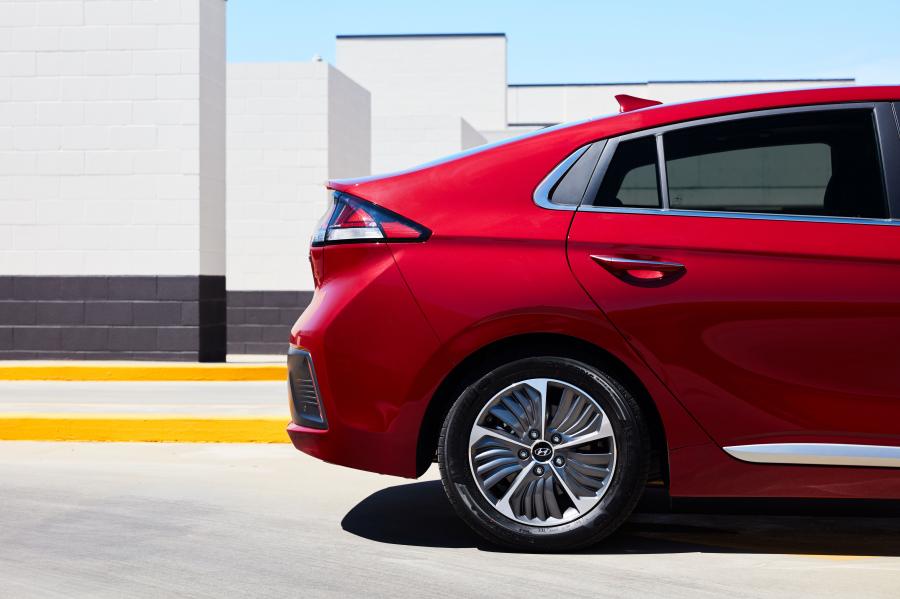  Hyundai IONIQ Plug-in Hybrid (AE) 2019 года  (AU) (фото 16 из 33)